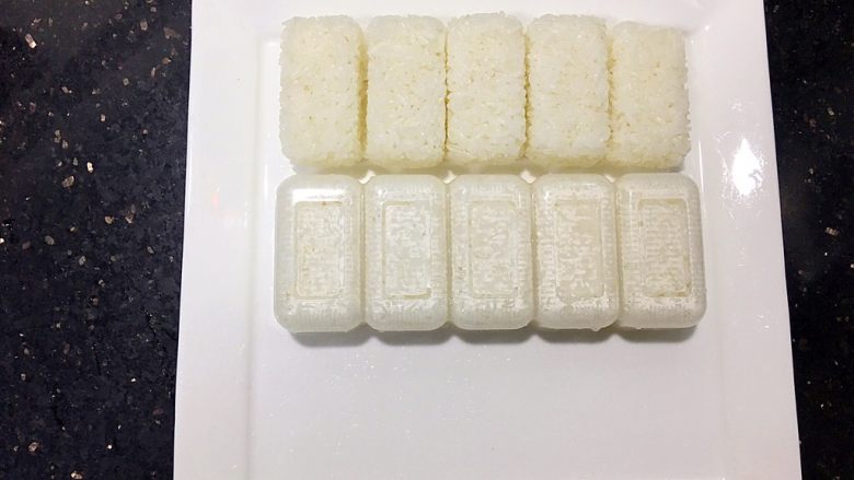 美味的军舰寿司🍣、三角饭团🍙
(附:寿司醋做法),倒扣入盘中