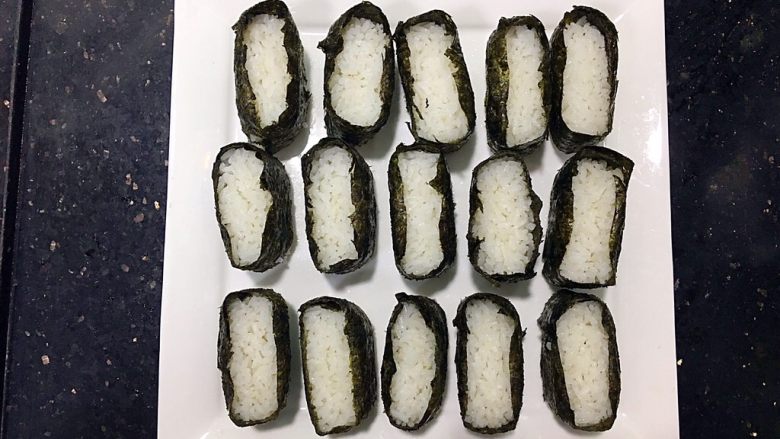 美味的军舰寿司🍣、三角饭团🍙
(附:寿司醋做法),全部包好后码入盘中