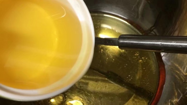 金秋玫瑰五仁月饼,加入转化糖浆与玉米油,碱水混合搅拌均匀