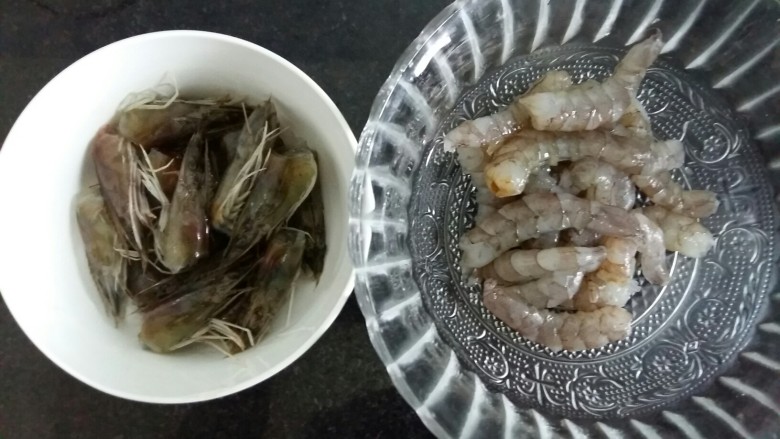 虾丸菠菜汤,虾去皮。