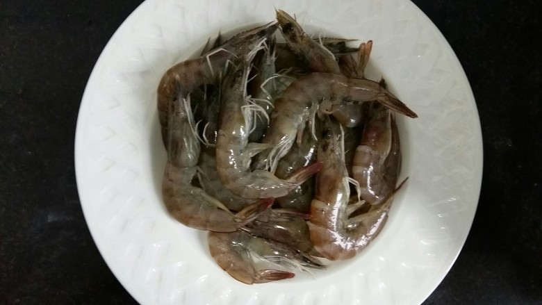 虾丸菠菜汤,剪掉虾须,去掉虾线。