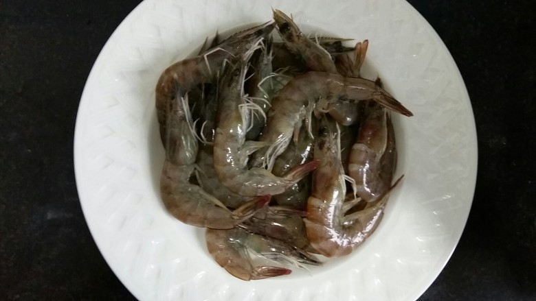 虾丸菠菜汤,剪掉虾须，去掉虾线。