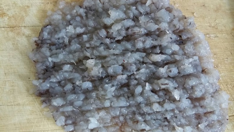 虾丸菠菜汤,虾用刀剁碎,也可以用料理机打碎。