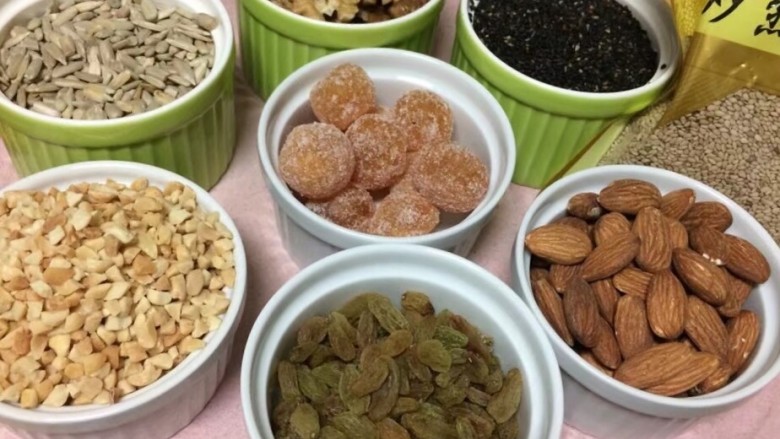 金秋玫瑰五仁月饼,在这个时间段里,我们可以做五仁月饼馅,所有材料备好