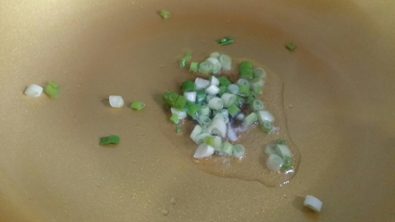 虾丸菠菜汤,热锅凉油,倒入葱花小火炒出香味。