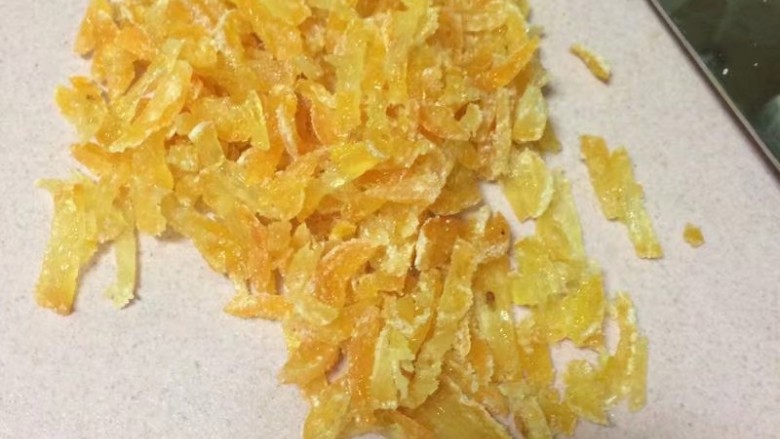 金秋玫瑰五仁月饼,把橘糖去掉籽,然后切成片再切成细丝,有点像青红丝的感觉,橘糖味道不错