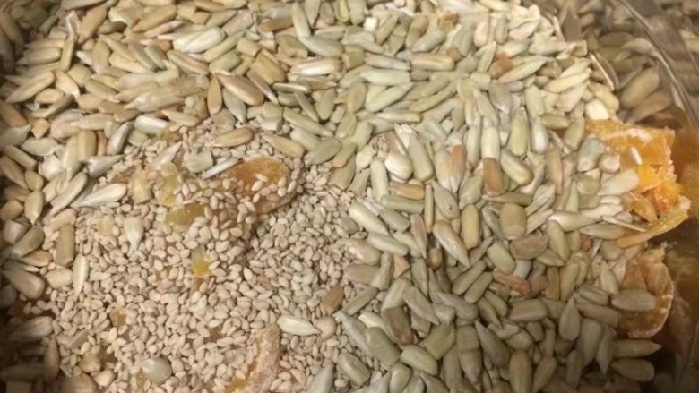 金秋玫瑰五仁月饼,加入熟瓜子仁,瓜子仁我买回来是烘烤熟的,但是烘烤的不太熟,吃起来不香,所以我又放入烤箱烘烤一遍