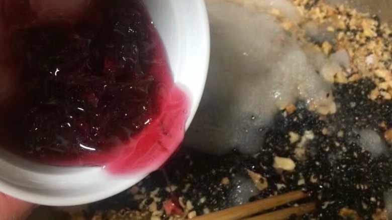 金秋玫瑰五仁月饼,加入玫瑰糖20g,这个特别提味,很不错,反正是自己喜欢什么就加什么