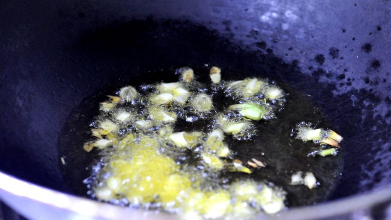 肉沫豆角焖面,炒锅上火后，倒入油油温7成热时，放入葱、蒜爆香