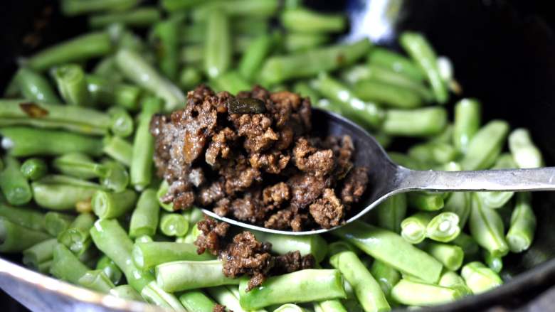 肉沫豆角焖面,炒至豆角变色后加入肉沫，继续翻炒
，