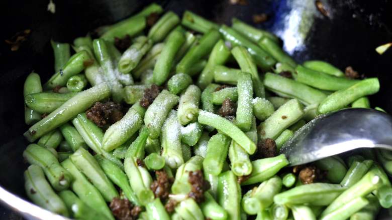 肉沫豆角焖面,加入适量的盐，