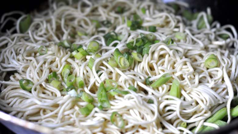 肉沫豆角焖面,面条熟后，放入葱花，搅拌匀备用
