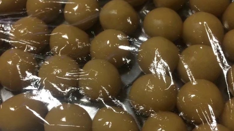 金秋玫瑰五仁月饼,醒好的月饼皮面团,分成15g一个剂子一共41个,用保鲜膜盖住