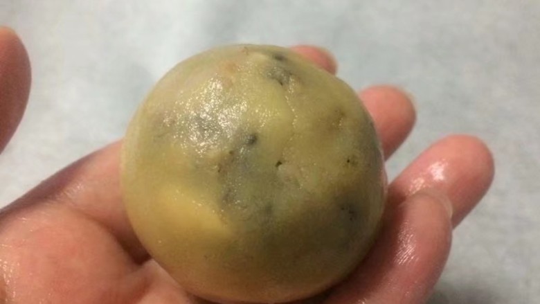 金秋玫瑰五仁月饼,接下来就是用虎口,慢慢的往上推月饼皮,直到完全包裹住五仁馅