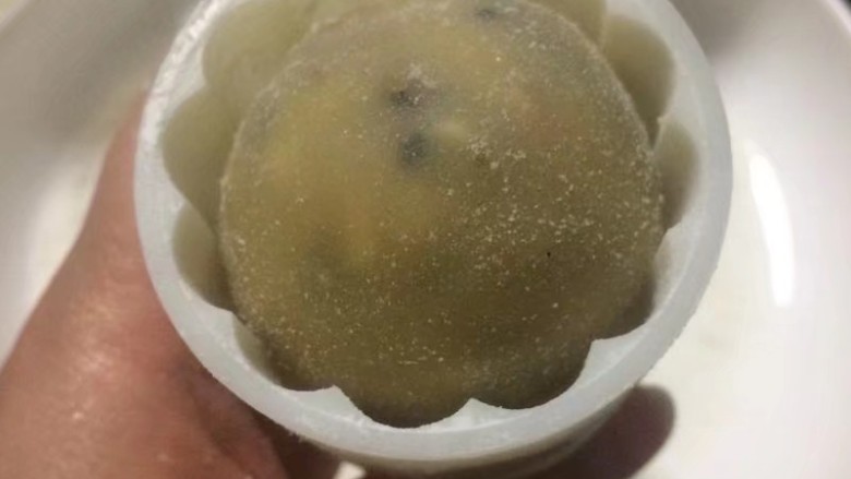金秋玫瑰五仁月饼,放入50g的月饼模具中,光滑的一面放入模具底端,出来的花型漂亮