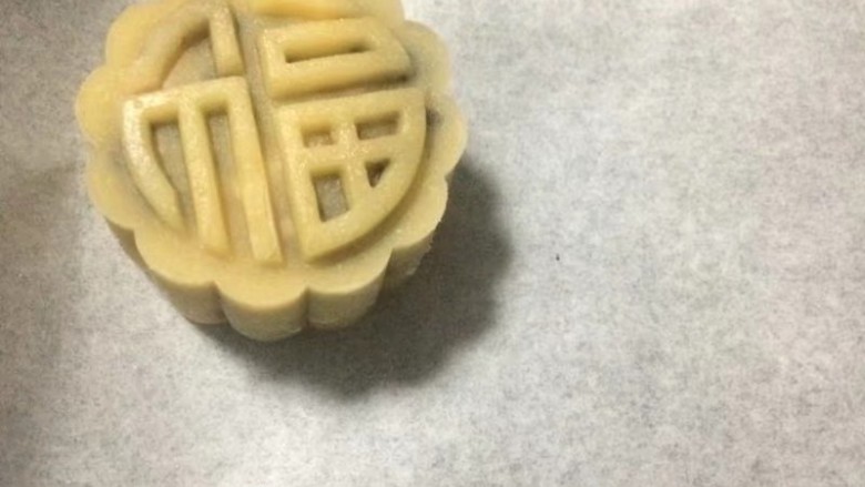 金秋玫瑰五仁月饼,在烤盘中压出生月饼坯子