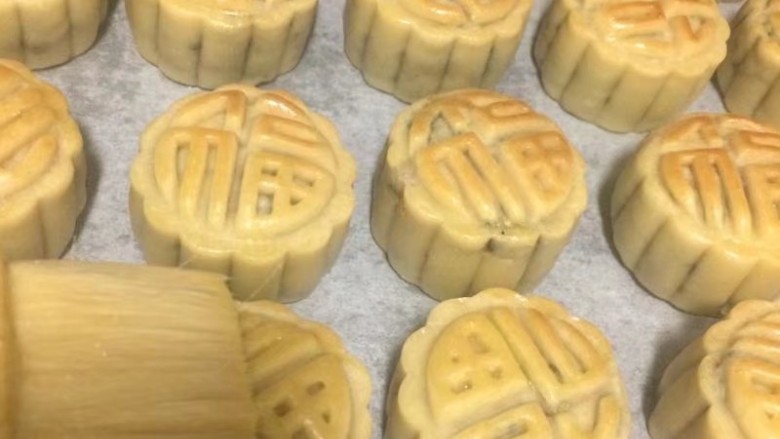 金秋玫瑰五仁月饼,烤箱提前180度预热,175度烤五分钟后取出刷少许蛋黄液在表面,不易多,否则影响花型清晰度,我家烤箱火大,可以根据自己烤箱来设定调温