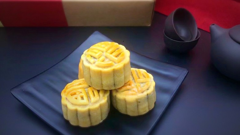 金秋玫瑰五仁月饼,美味的月饼就烤好了,这是刚烤出后拍的照片,放置三天以后颜色更黄,皮更软好看一些。