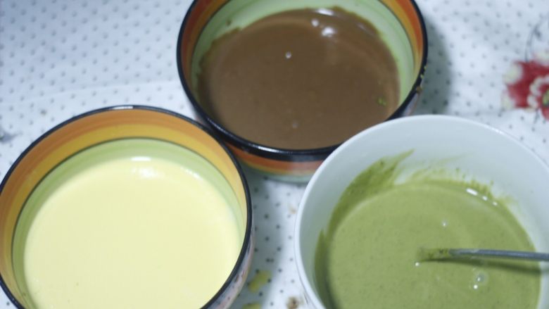 零基础纸杯翻糖蛋糕,把蛋黄糊到一半出来加10g抹茶粉,调出不同味道,好的抹茶粉都是很细腻的,搅拌不细致容易有颗粒,所以一定要搅拌均匀再过筛,我加了抹茶粉后感觉面糊流动性没那么好了又加了一勺水才好些,而且过了两遍筛。到这里三种口味的面糊已经全部调制完毕!可以打蛋白了。