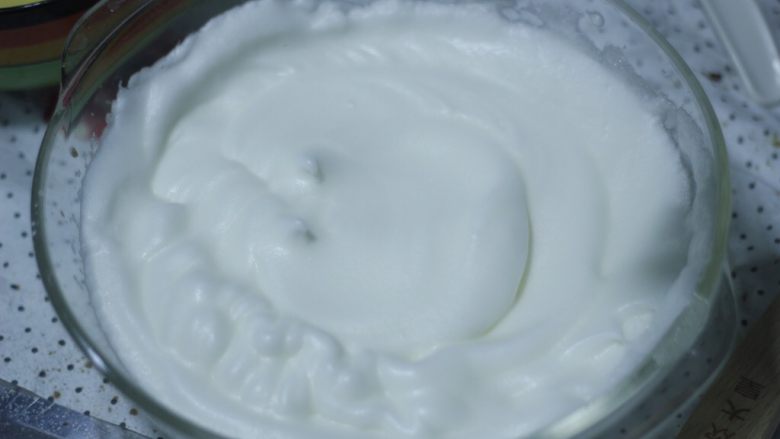 零基础纸杯翻糖蛋糕,继续打发到干性发泡,光线低点看的清楚,就是这种提起打蛋器有个站立的小尖,感觉有点像打发好的奶油那种状态。