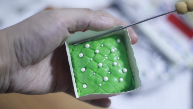 零基础纸杯翻糖蛋糕,四边的糖皮找个顺手的工具往里面塞一下调整造型。其他两个整体细节处理方法一样,只是造型不同。