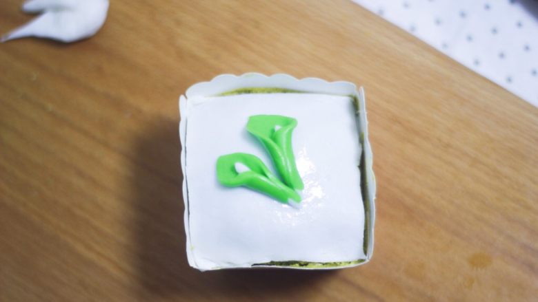 零基础纸杯翻糖蛋糕,和前面的绿色菱格做法一样,覆盖在蛋糕上修整边缘。