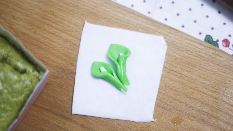 零基础纸杯翻糖蛋糕,沾点水粘在白色糖皮上,花瓣最顶端压一下露出花蕊。