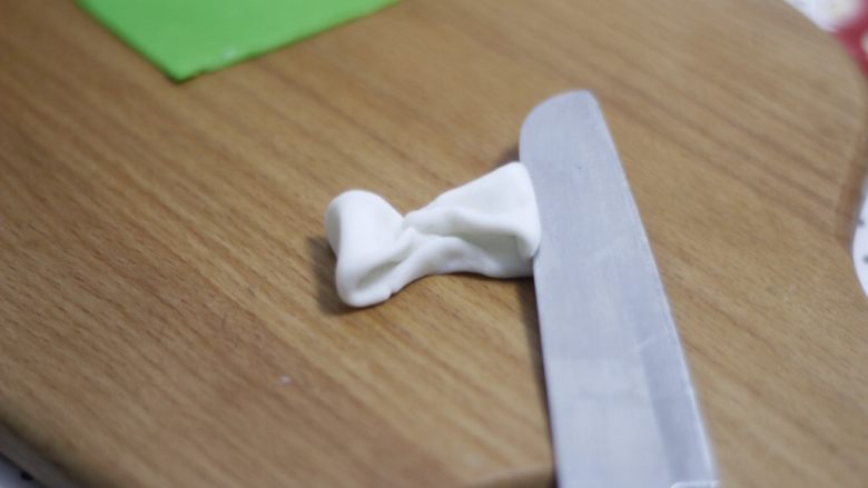 零基础纸杯翻糖蛋糕,用刀背再侧面轻轻压一下,强调立体感。