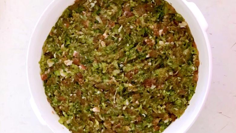 芹菜猪肉馅饼,搅拌均匀,馅料做好了