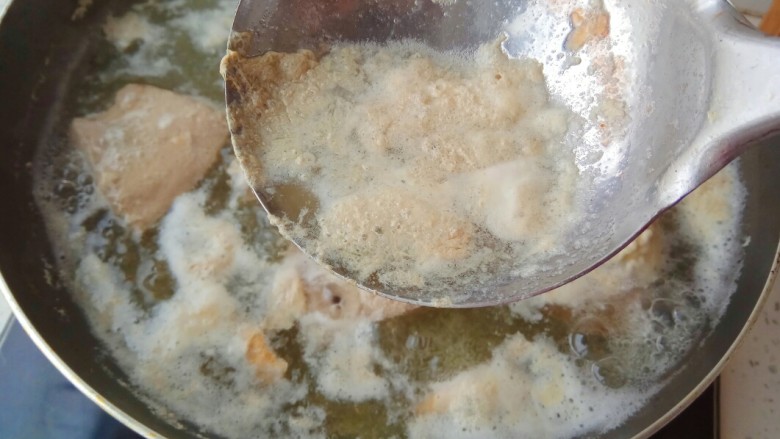 宝宝辅食~自制补铁猪肝粉,煮熟即可,大约8分钟,水开后撇去浮沫