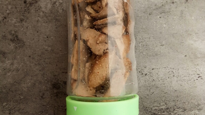 宝宝辅食~自制补铁猪肝粉,7成干时放入料理机中