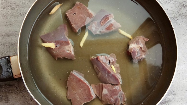 宝宝辅食~自制补铁猪肝粉,腌制好后取出,和姜丝一起放入锅中加入适量水