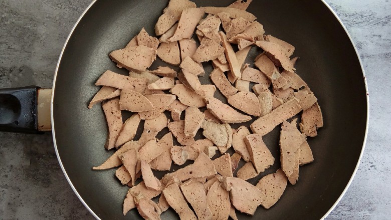宝宝辅食~自制补铁猪肝粉,放入不粘锅中