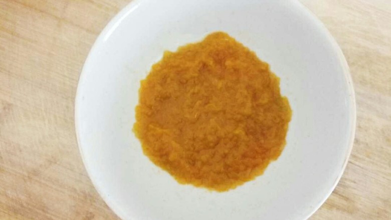 南瓜刺猬馒头,蒸熟后,取出,压成泥