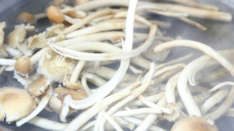 滋补茶树菇老鸭汤,茶树菇去根后,另起锅烧水下茶树菇焯水,煮沸后捞出备用~