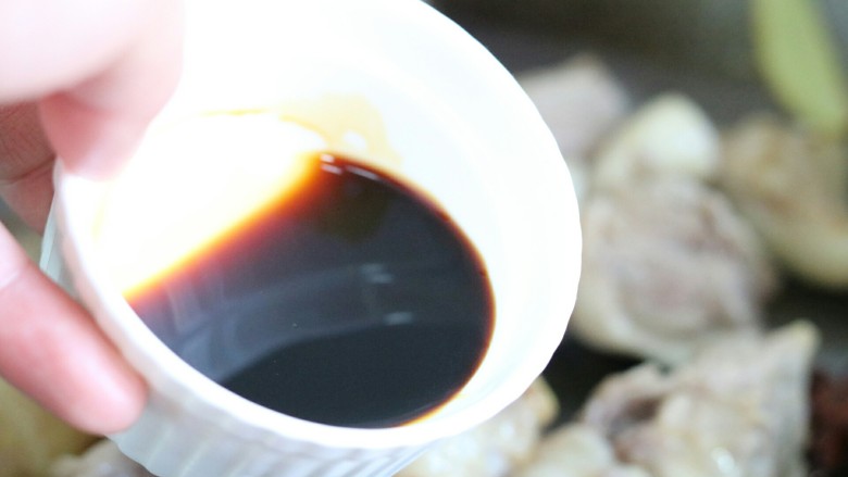 滋补茶树菇老鸭汤,接着放入鲜味酱油继续翻炒~