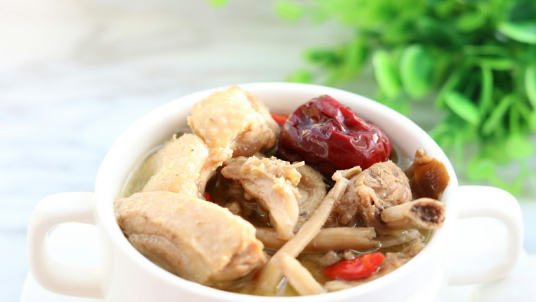 滋补茶树菇老鸭汤,炖熟后加入适量盐调味,再放入<a style='color:red;display:inline-block;' href='/shicai/ 673'>枸杞</a>即可~