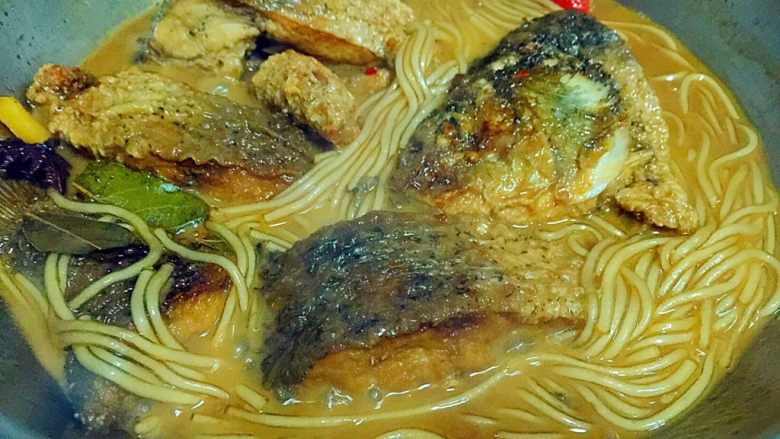鲤鱼炖粉条,收浓汤汁即可(我喜欢留些汤泡饭,如果不泡饭就要再少些汤)。