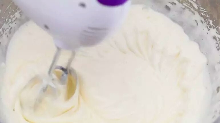 不用烤箱的蛋糕卷,打发至鸡蛋蓬松发白,举起打蛋头画出8字,纹路不容易消失