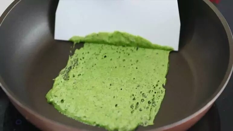 不用烤箱的蛋糕卷,开中小火,用刮板抹成长方形