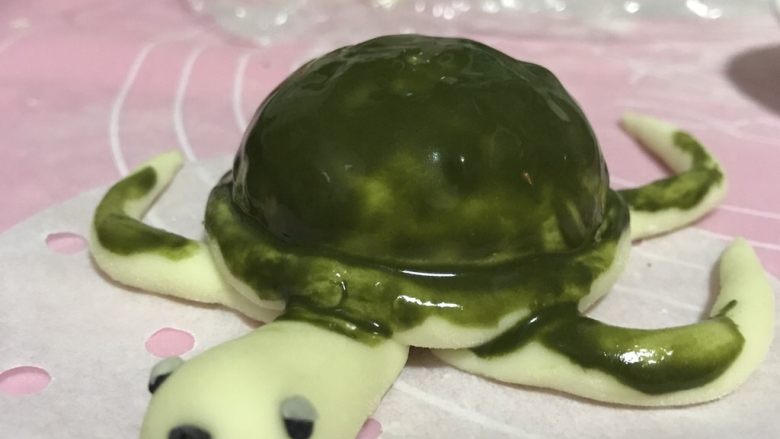 海龟馒头,在小碗中准备适量可可粉抹茶粉和一丢丢竹炭粉，倒入少量清水，混合成泥状，用刷子，将小海龟周身刷匀，要刷厚哦，这样蒸出来才会有自然皲裂的效果。
