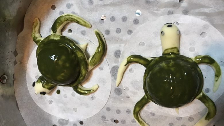 海龟馒头,小海龟的尾巴过程图没有拍～大家不要忘记用小面团做个可爱的小尾巴哦～刷好龟壳，放入蒸锅中醒发，秋天温度渐渐变冷，醒发时间稍稍可以长一些，具体要看面团膨胀的状态，一般醒发至1.5倍就可以冷水开蒸了。我一般是上锅后等待20分钟开始蒸制。