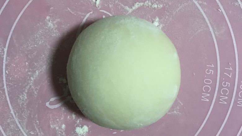 海龟馒头,将酵母用适量温水化开，水温手温30左右即可，切不可高温，会将酵母菌烫死。化开的酵母静置的时间，准备好100克<a style='color:red;display:inline-block;' href='/shicai/ 519'>面粉</a>，加入一点点抹茶粉，将酵母水倒入，用筷子搅拌至无干粉，用手揉成光滑的淡绿色面团。
