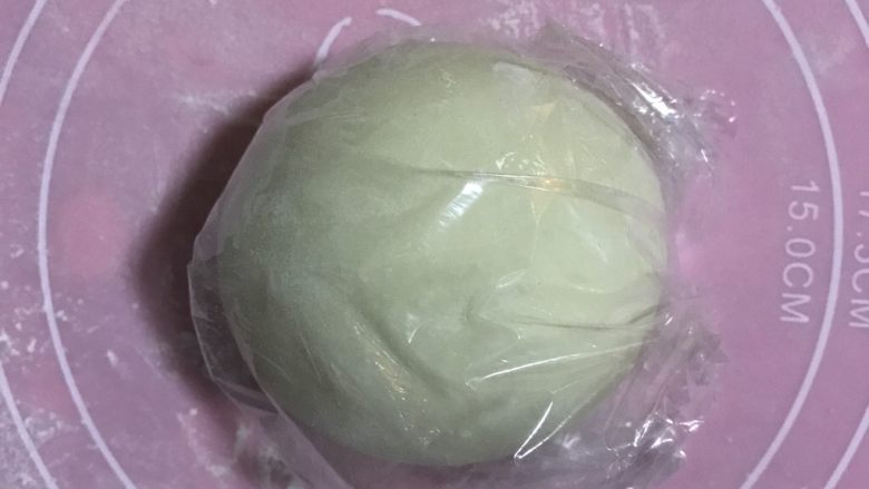 海龟馒头,将揉光滑的面团盖上保鲜膜静置10分钟备用。静置的目的是为了让面粉更好的于水份结合，静置后的面团会更加柔软有弹性。