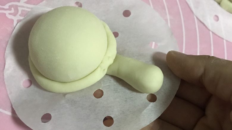 海龟馒头,再取适量面团做小海龟的头部，需要粘贴的地方稍稍捏扁，手指沾水粘到面团底部。