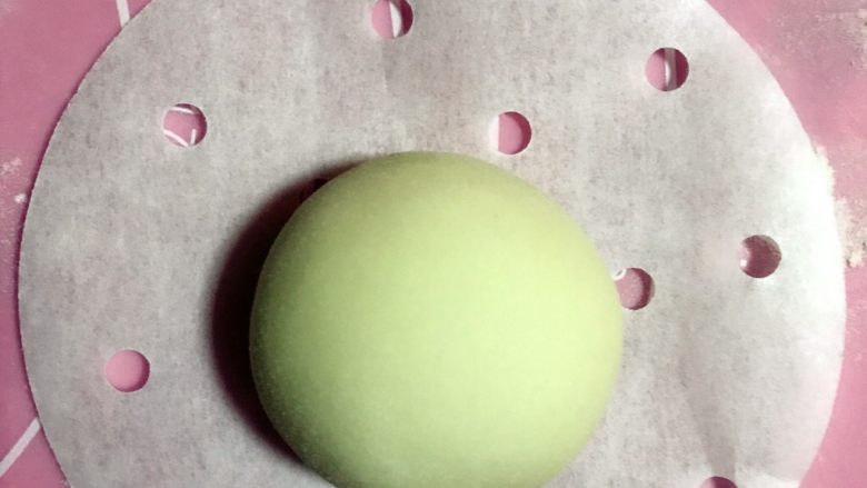 海龟馒头,将大面团分出45克的小面团，充分揉圆后，待用。每个小面团不少于100次的搓揉，蒸出的卡通形象才表面才会光滑无孔洞。