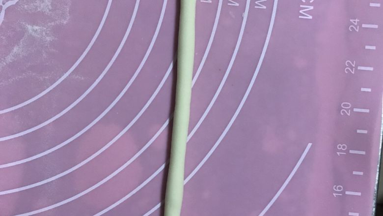 海龟馒头,另取适量面团，充分搓揉后，搓成细长条备用。