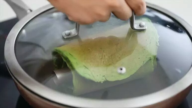 不用烤箱的蛋糕卷,将卷好的蛋糕用锅盖将蛋糕盖住,焖5分钟