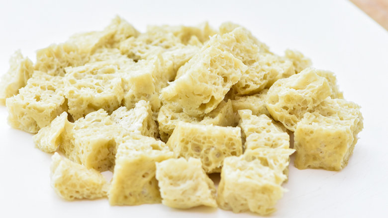 自制烤麸、水面筋、淀粉,已经做好的烤麸,可以一次多做些,放在冰箱的冷冻里,吃的时候再取出。