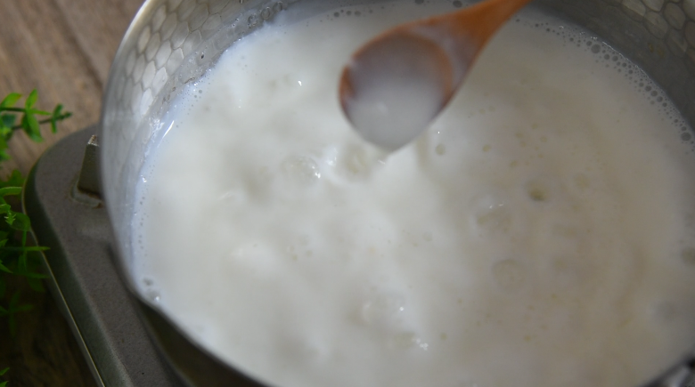 【脆皮炸鲜奶】:不是厨师也能零失败,开大火,搅拌至粘稠,即可关火